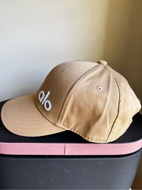 Unbranded brand New. Unisex Yoga tan and white Cap